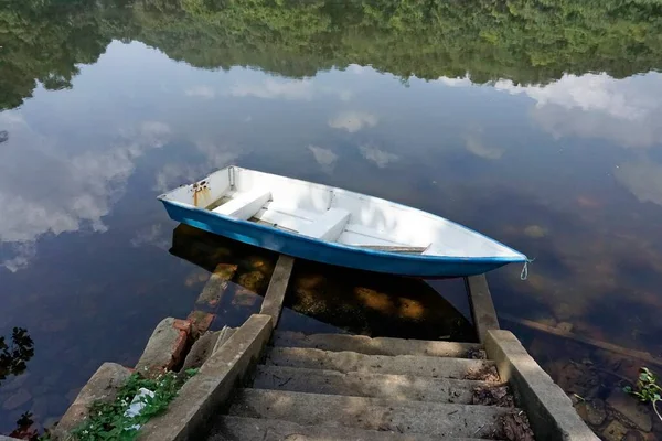 Holzboot Auf Dem See — Stockfoto