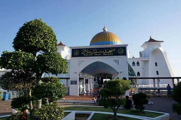 Malacca Malaysia 2015 트레이 모스크 Masjid Selat Melaka 말레이시아 말라카 — 스톡 사진