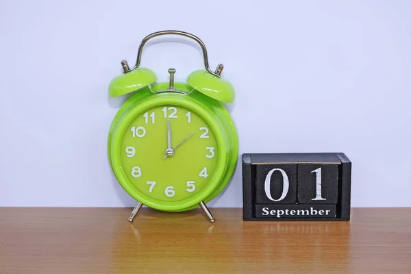 Reloj Despertador Verde Calendario Cubo —  Fotos de Stock