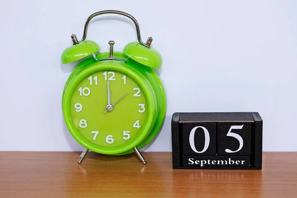 Reloj Despertador Verde Calendario Cubo —  Fotos de Stock