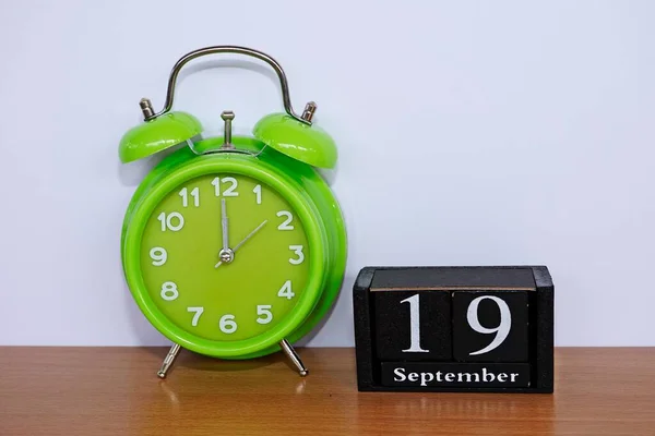 グリーン目覚まし時計とキューブカレンダー — ストック写真