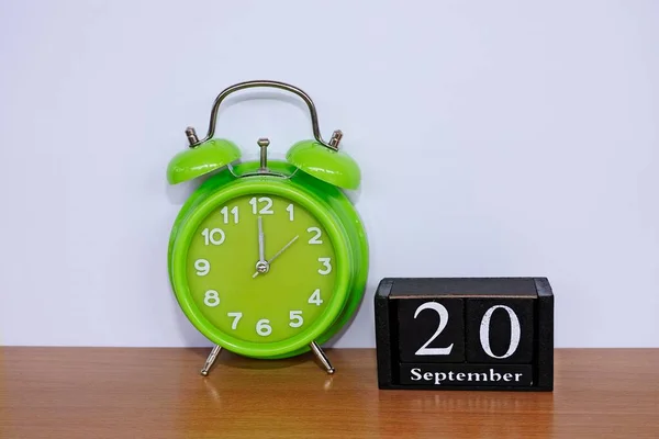 Reloj Despertador Verde Calendario Cubo —  Fotos de Stock