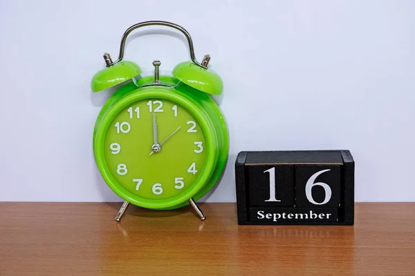 Reloj Despertador Verde Calendario Cubo —  Fotos de Stock