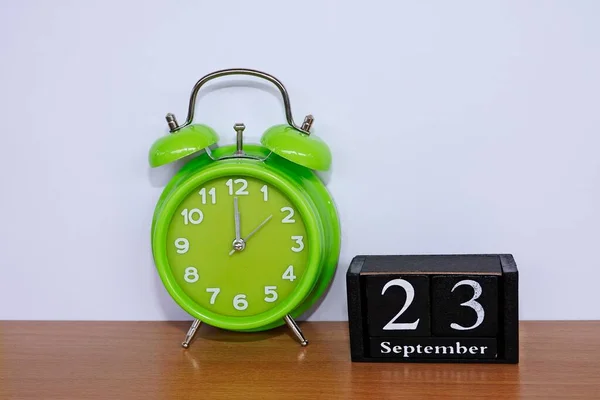 Relógio Alarme Verde Calendário Cubo — Fotografia de Stock