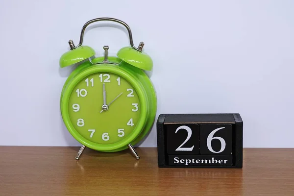 Reloj Despertador Verde Calendario Cubo —  Fotos de Stock