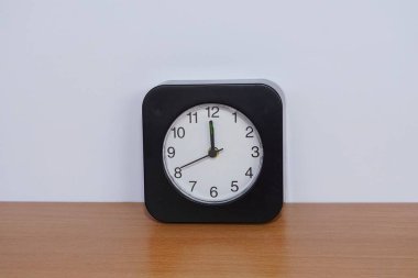 Alarm saati beyaz arkaplanda izole edildi