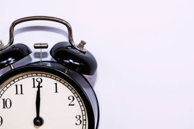Alarm saati beyaz arkaplanda izole edildi