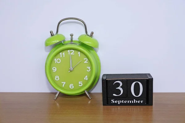 Reloj Despertador Verde Calendario Cubo —  Fotos de Stock