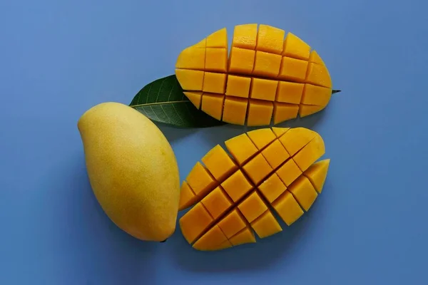 Siekane Mango Niebieskim Tle — Zdjęcie stockowe