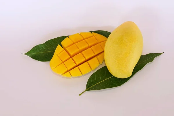 Siekany Mango Izolowane Białym Tle — Zdjęcie stockowe