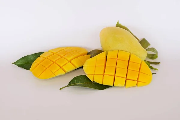 Mango Picado Aislado Sobre Fondo Blanco — Foto de Stock