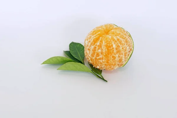 Mandarino Verde Sbucciato Con Foglie Verdi Sfondo Bianco — Foto Stock