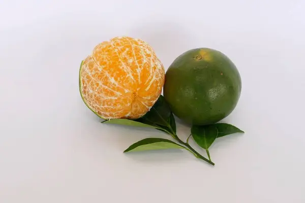 Mandarin Hijau Dengan Daun Hijau Pada Latar Belakang Putih Dikupas — Stok Foto