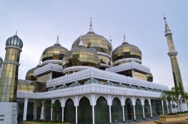 Kuala Terengganu, Malezya - Eylül 12019; Kristal Cami veya Mescid Kristal, Malezya 'nın Terengganu kentinde bir camidir. Çelik, cam ve kristalden yapılmış büyük bir yapı.. 
