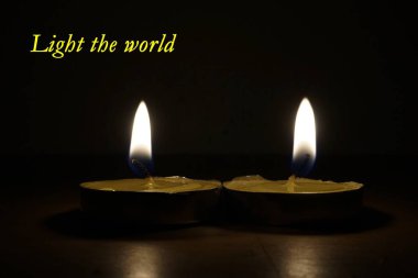 Karanlık arka planda alevli mumlar 