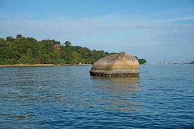 Tanjung Bidara sahilinde büyük bir taş, Melaka, Malezya 