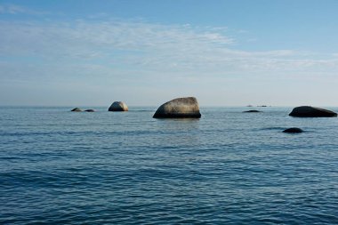Tanjung Bidara sahilinde büyük bir taş, Melaka, Malezya 