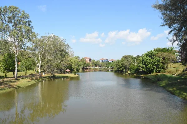 马来西亚马六甲伦杜Teknologi Mara Alor Gajah大学湖景 — 图库照片