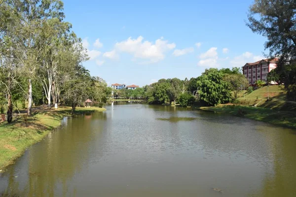 马来西亚马六甲伦杜Teknologi Mara Alor Gajah大学湖景 — 图库照片