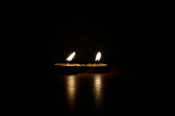 Διπλά Κεριά Στο Σκοτάδι — Φωτογραφία Αρχείου