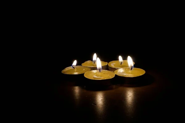 Κεριά Λάμπουν Στο Σκοτάδι — Φωτογραφία Αρχείου
