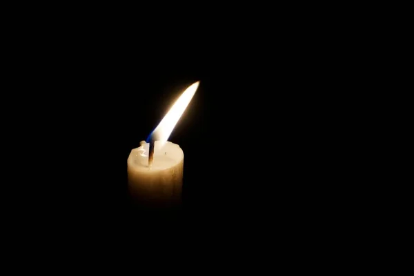Свеча Ярко Горит Темноте — стоковое фото