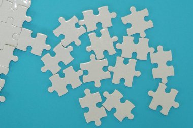 Mavi arkaplanda beyaz yapboz