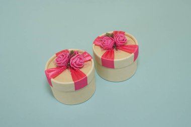 hediye kutusu yeşil arkaplanda izole edildi