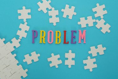 beyaz yapboz parçaları alfabeyle