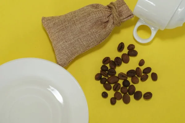 Granos Café Aislados Sobre Fondo Amarillo — Foto de Stock