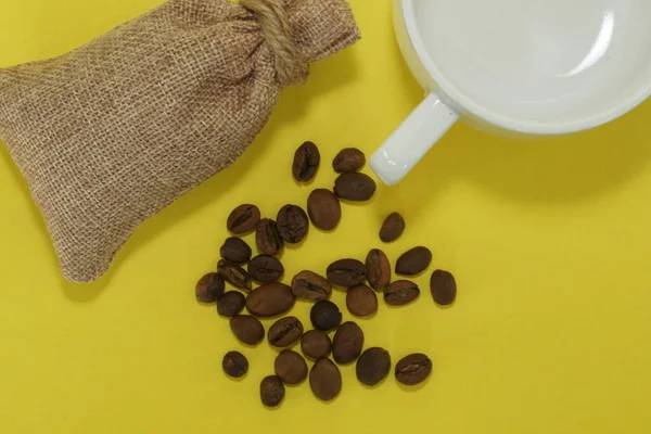 Granos Café Aislados Sobre Fondo Amarillo — Foto de Stock