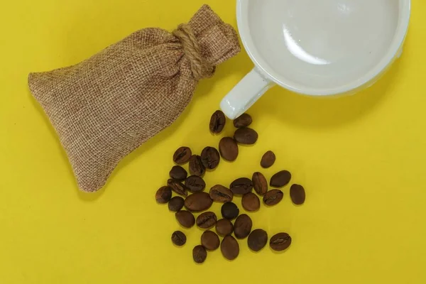 Granos Café Aislados Sobre Fondo Amarillo — Foto de Stock