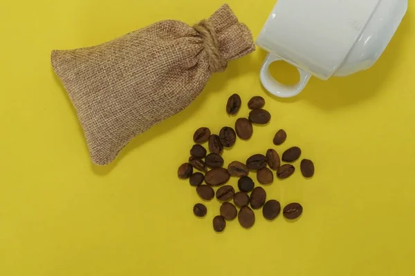 Granos Café Aislados Sobre Fondo Amarillo — Foto de Stock