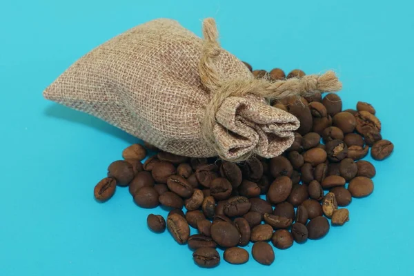 Kaffebönor Isolerad Blå Bakgrund — Stockfoto