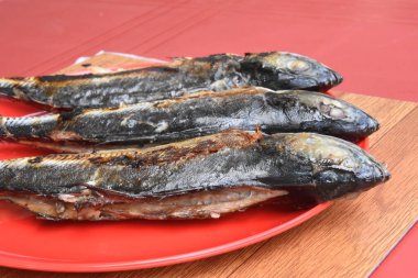 Tabakta ızgara balığı