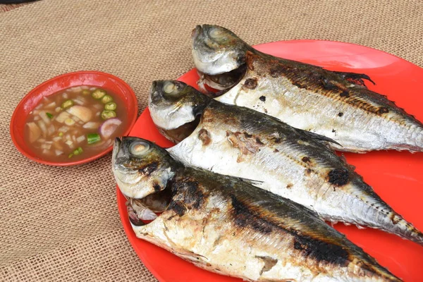 Parrilla Pescado Con Salsa Plato —  Fotos de Stock