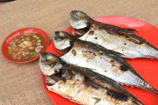 Parrilla Pescado Con Salsa Plato —  Fotos de Stock