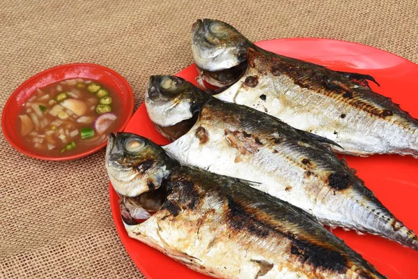 Parrilla Pescado Con Salsa Plato —  Fotos de Stock