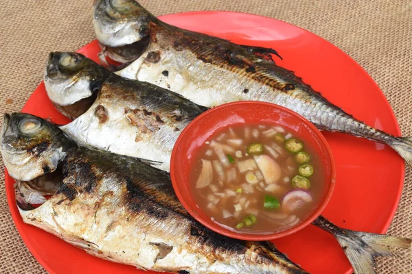 Parrilla Pescado Con Salsa Plato —  Fotos de Stock