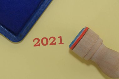 2021 yılı konsepti ve masada kauçuk damga.