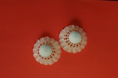 Kırmızı arkaplanda mekiklerin horozu