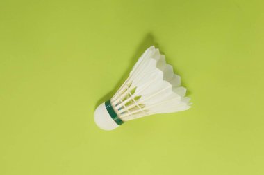 badminton servis aleti yeşil arkaplanda