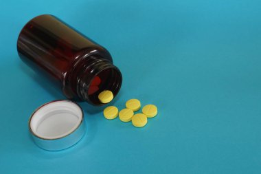 haplar ve şişe mavi arka planda