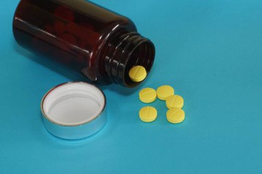 haplar ve şişe mavi arka planda