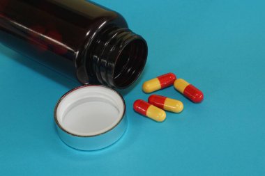 haplar ve şişe mavi arka planda