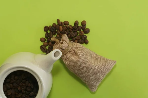 Granos Café Con Maceta Cerámica Sobre Fondo Verde — Foto de Stock