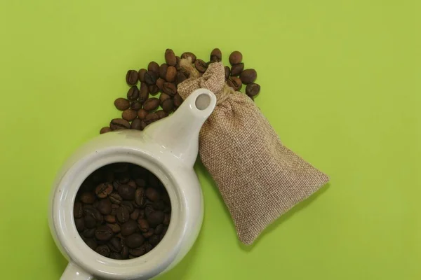 Granos Café Con Maceta Cerámica Sobre Fondo Verde — Foto de Stock