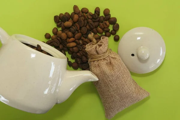 Granos Café Con Maceta Cerámica Sobre Fondo Verde — Foto de Stock