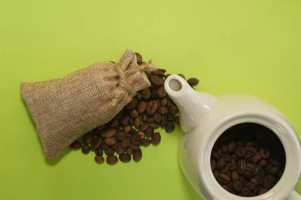 Granos Café Con Maceta Cerámica Sobre Fondo Verde — Foto de Stock