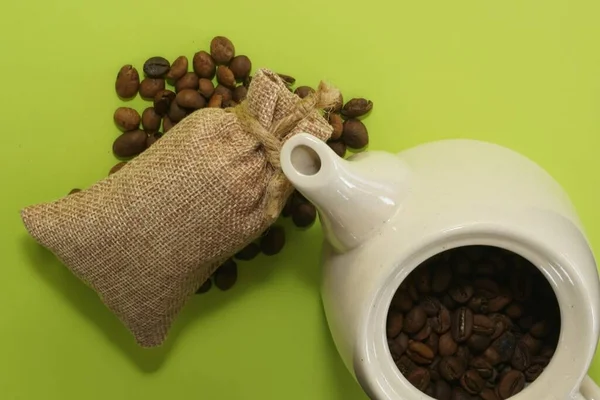 Granos Café Con Maceta Cerámica Sobre Fondo Verde — Foto de Stock